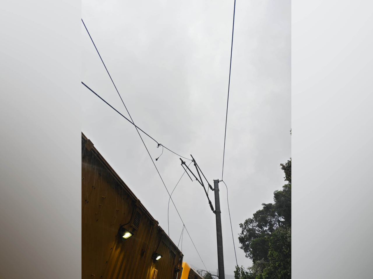 東鐵綫太和站架空電纜受損，金鐘站至火炭站提供有限度服務，火炭站至羅湖或落馬洲站正準備中。(港鐵提供)