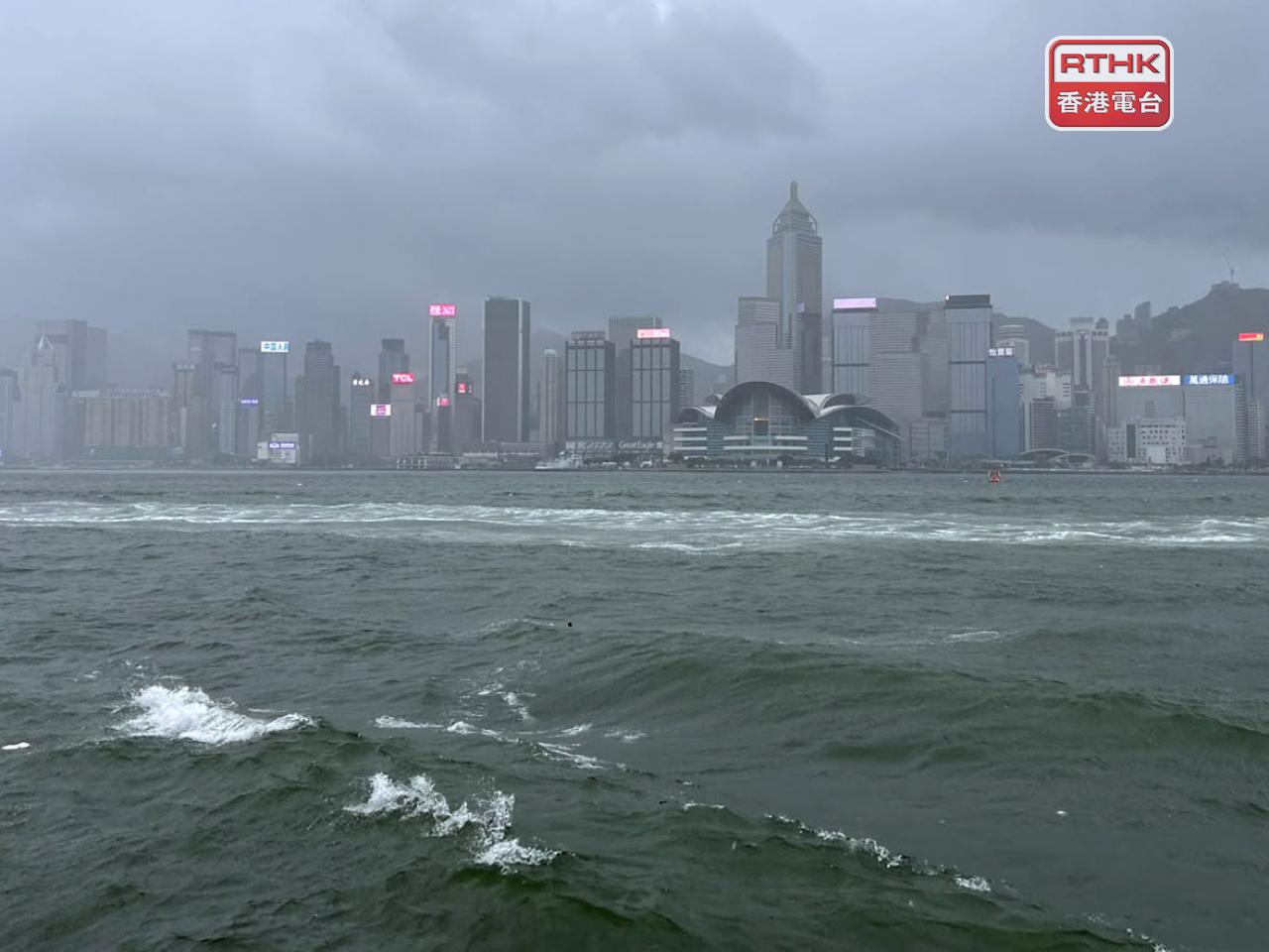 天文台表示，隨著強烈熱帶風暴紅霞進一步遠離，預料本地風力將有所減弱。（林漢山攝）