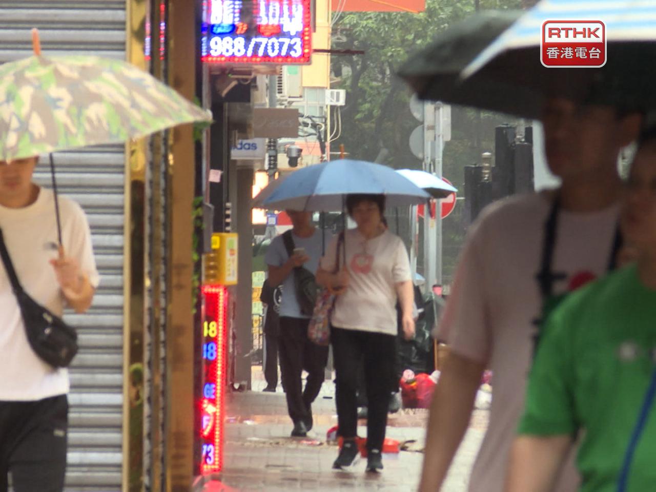 天文台表示，本港今日仍然有頻密狂風大驟雨及雷暴。（郭耀華攝）