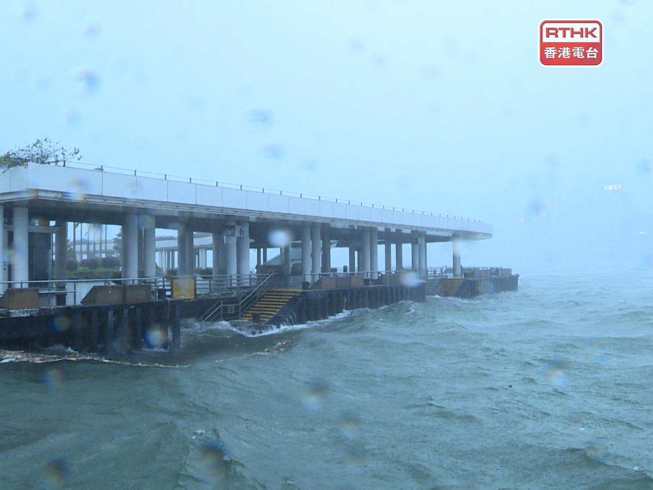 天文台預測，本港今日仍有狂風大驟雨及雷暴，海有非常大浪及湧浪。（黃思進攝）
