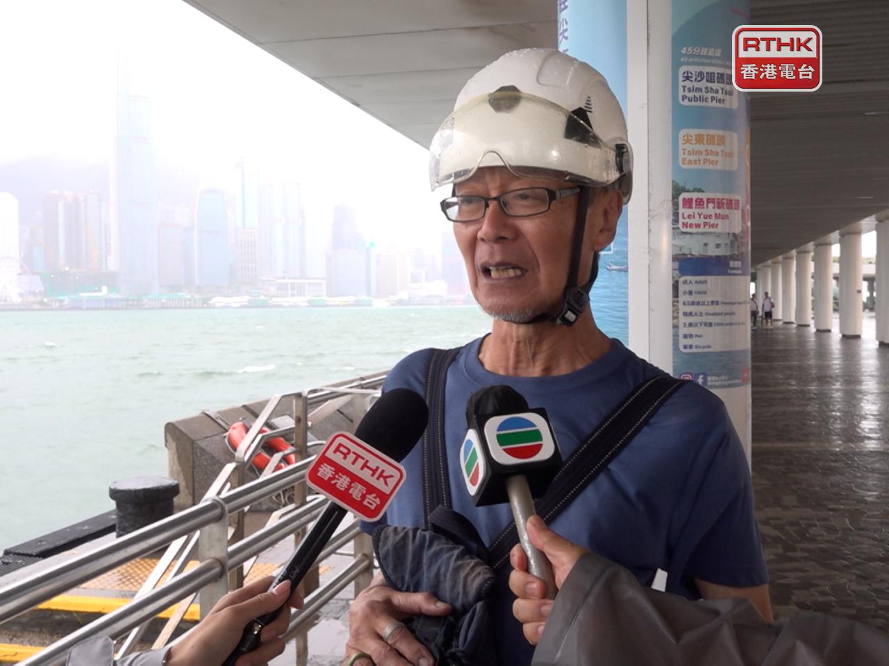 有外出市民做足準備，帶同頭盔出動。（陳韋丞攝）