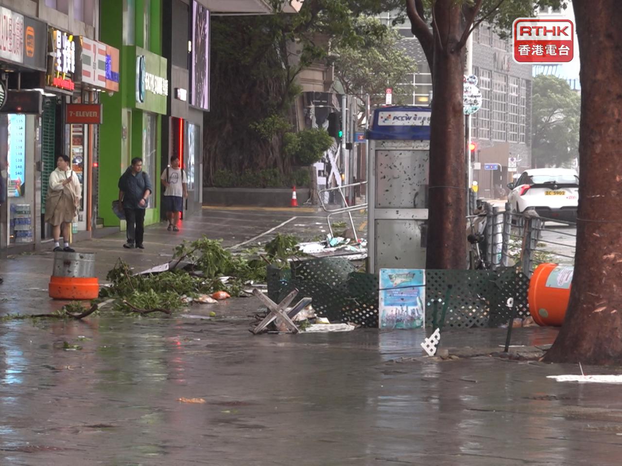 天文台預測，本港今日餘下時間至明日初時仍有狂風驟雨及雷暴，雨勢有時頗大。（陳韋丞攝）