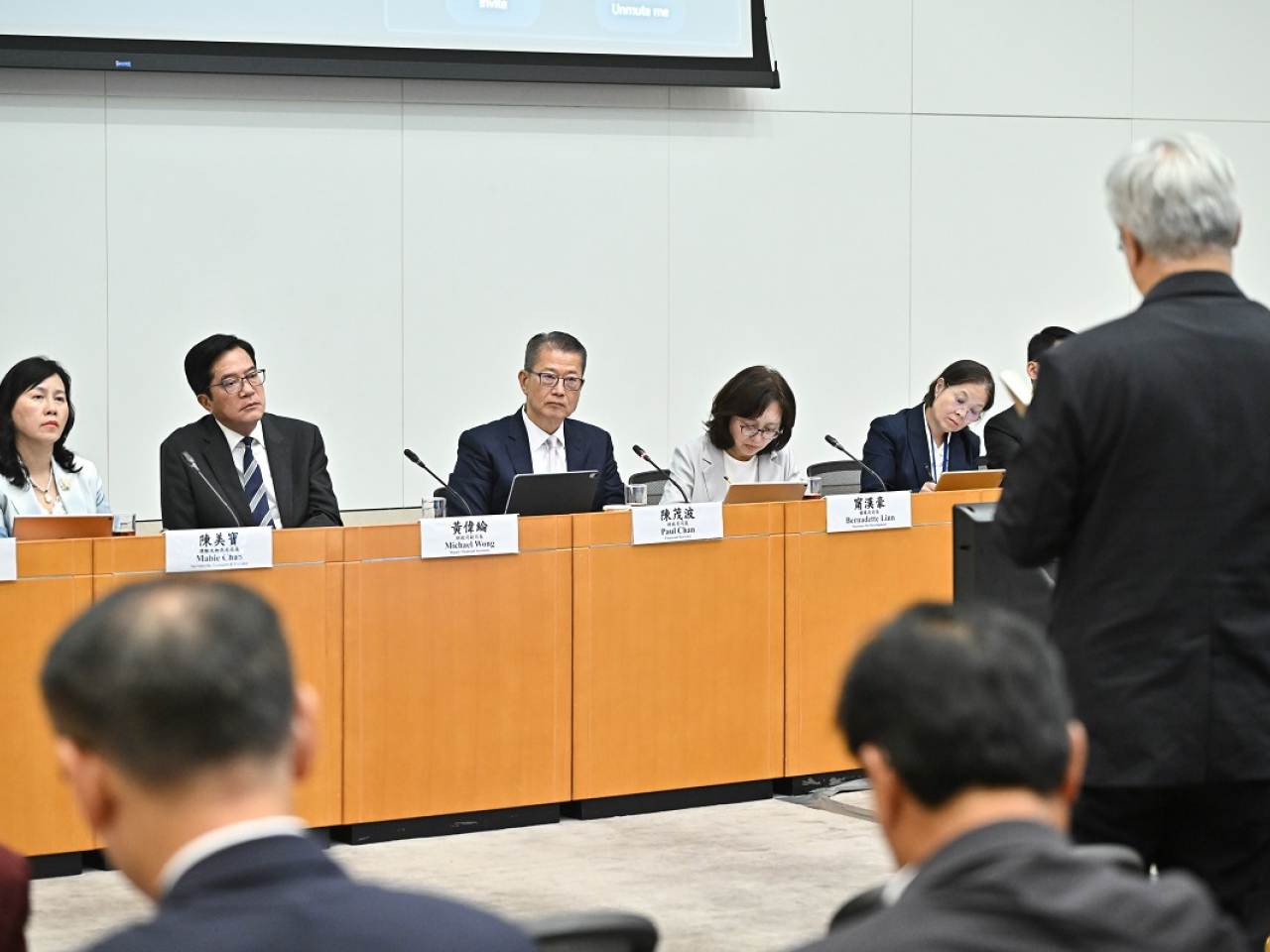 陳茂波上周主持了一場以「宜居城市」為主題的《香港首個五年規劃》及《2026年施政報告》聯合諮詢會。（陳茂波網誌圖片）