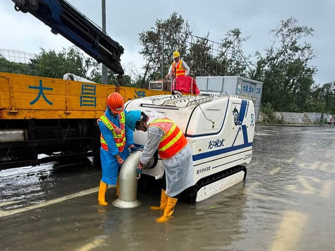 渠務署緊急應變隊伍在強力排水機械人「龍吸水」協助下，於沙頭角公路近担水坑處理水浸。（渠務署社交網頁圖片）