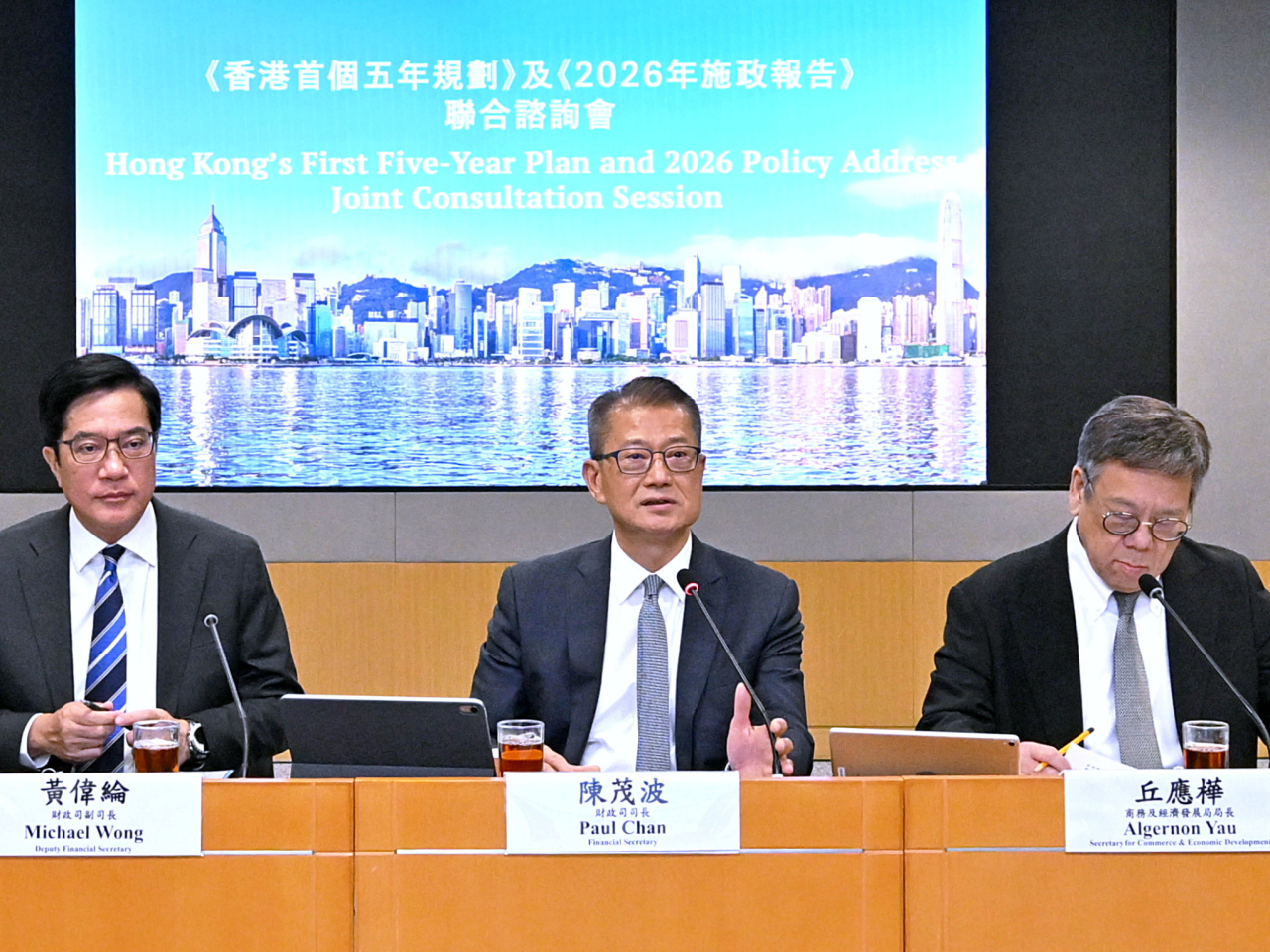 Paul Chan (centre) says future Northern Metropolis residents will have most of their daily needs met within a "15-minute living circle". Photo courtesy of Paul Chan&rsquo;s blog