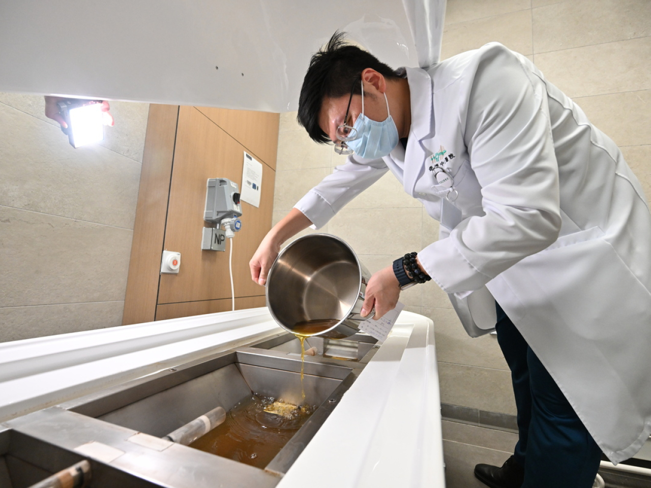 專病項目以中醫主導，配合西醫、護理和專職醫療團隊，為病人制訂個體化療程。（政府新聞網）