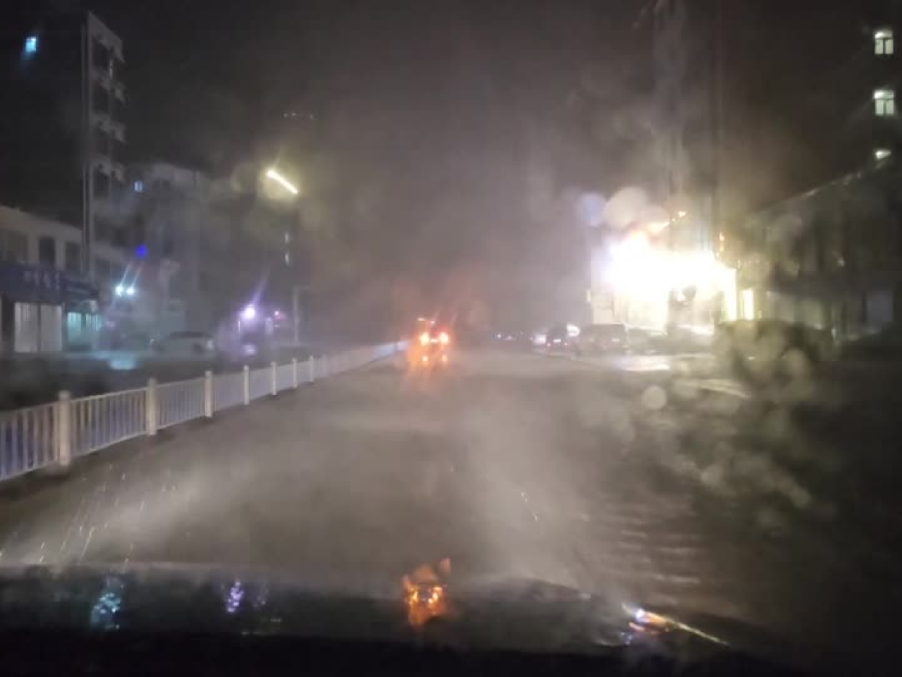 在惠東縣，因為狂風暴雨，車輛只能夠緩慢前進。（央視新聞截圖）