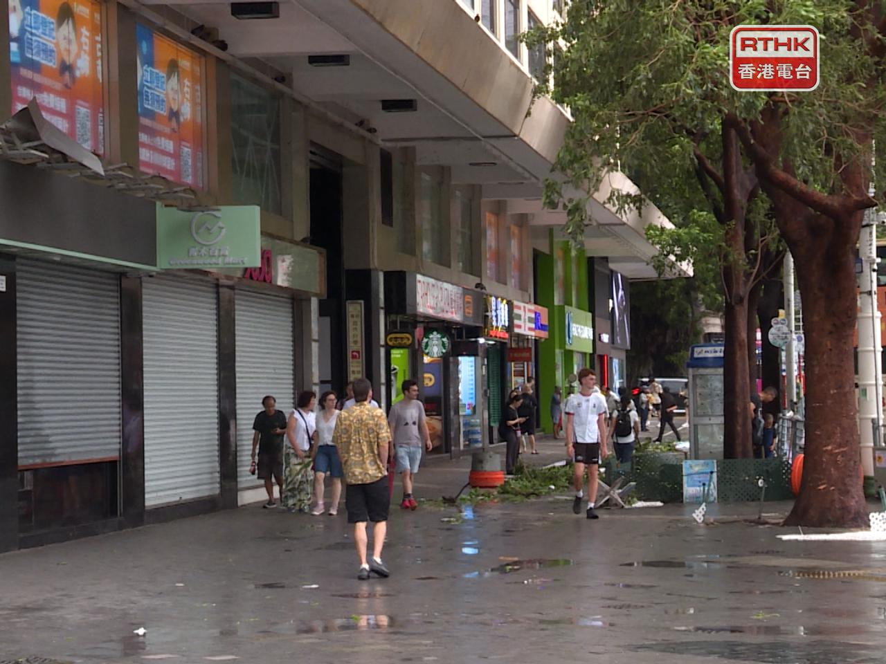 截至中午，本港多處錄得超過70毫米雨量。（容家樂攝）