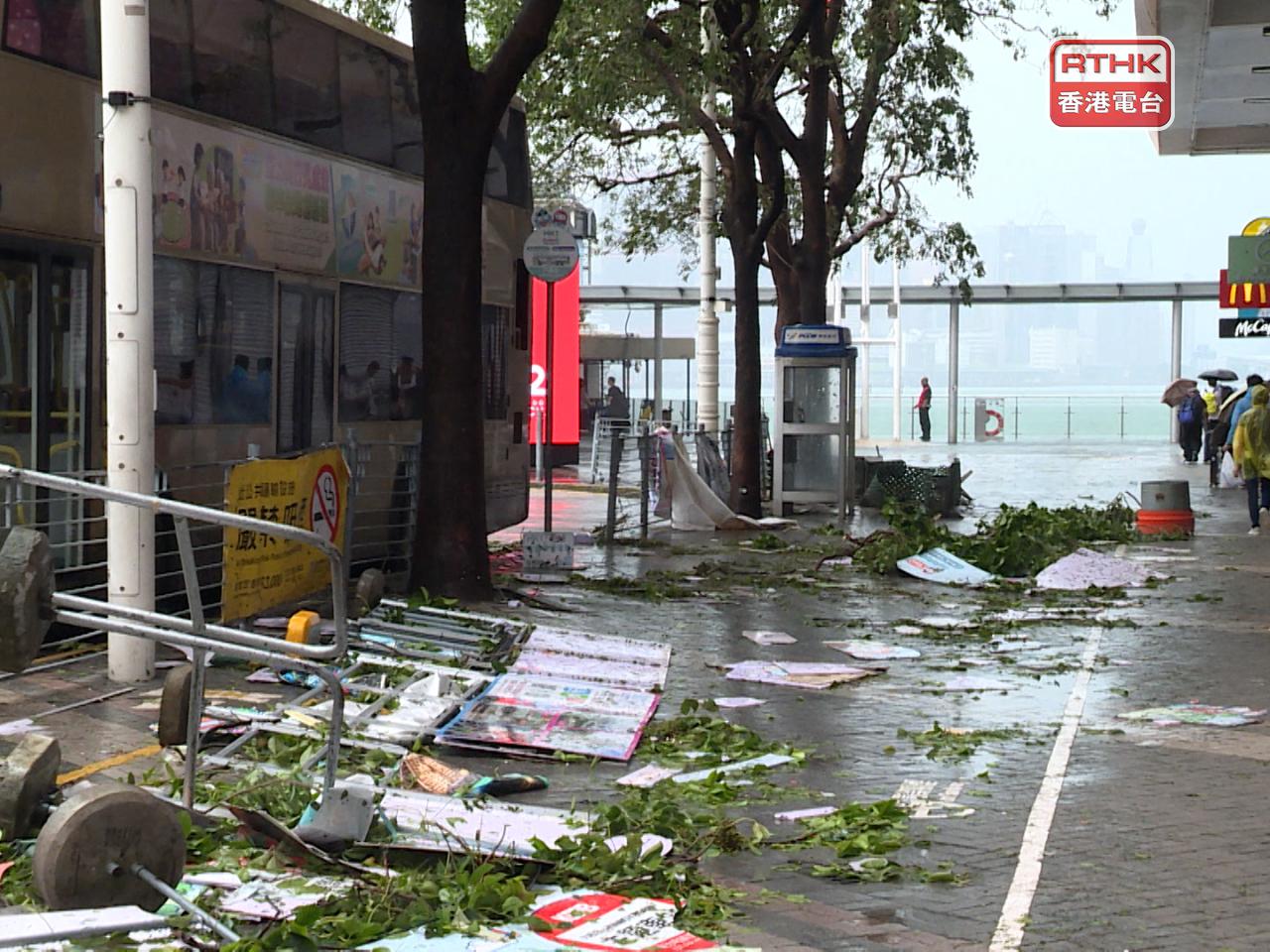 受「紅霞」影響，全港多處地區昨晚開始出現大風大雨。（容家樂攝）