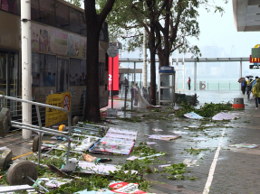 紅霞為香港帶來今年首個八號及九號信號　有人在海旁感受風力