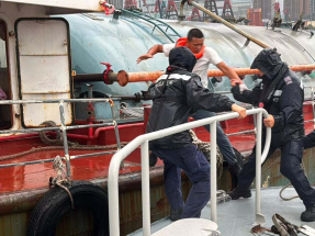 風暴期間一艘內地貨船在油麻地避風塘對出擱淺　水警救起3名船員