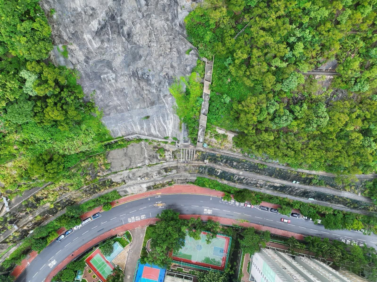 土力工程處下午於將軍澳及筲箕灣耀興道一帶進行無人機巡查，初步未有發現異常情況。（土力工程處社交專頁圖片)