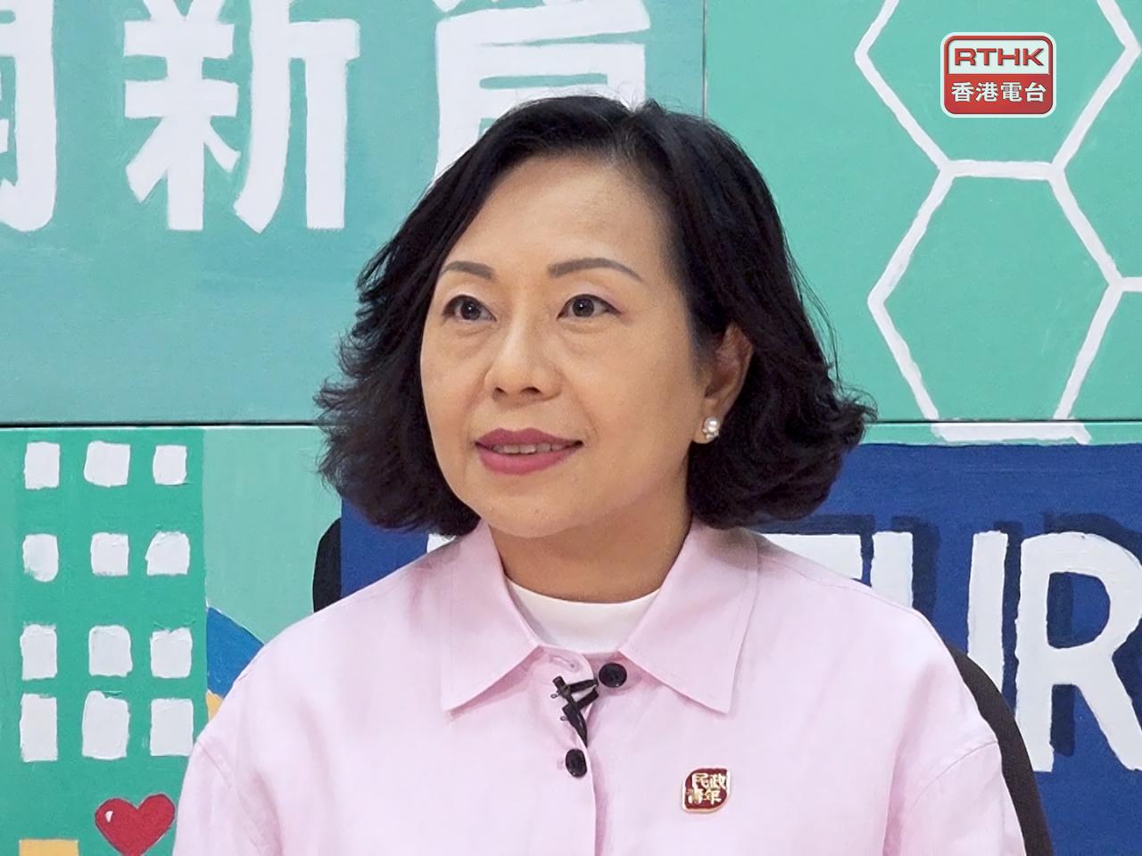 麥美娟下午前往北京訪問，出席香港地區服務及關愛隊伍隊長內地培訓班第一期開班式。（港台圖片）