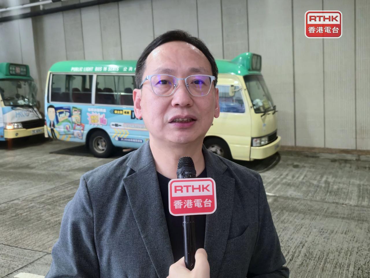 柯創盛表示，涉事的裕民坊公共運輸交匯處屬於新設計，出入通道可以同時容納兩輛車並行，較一般的交匯處寬闊。（實習記者劉穎翹攝）