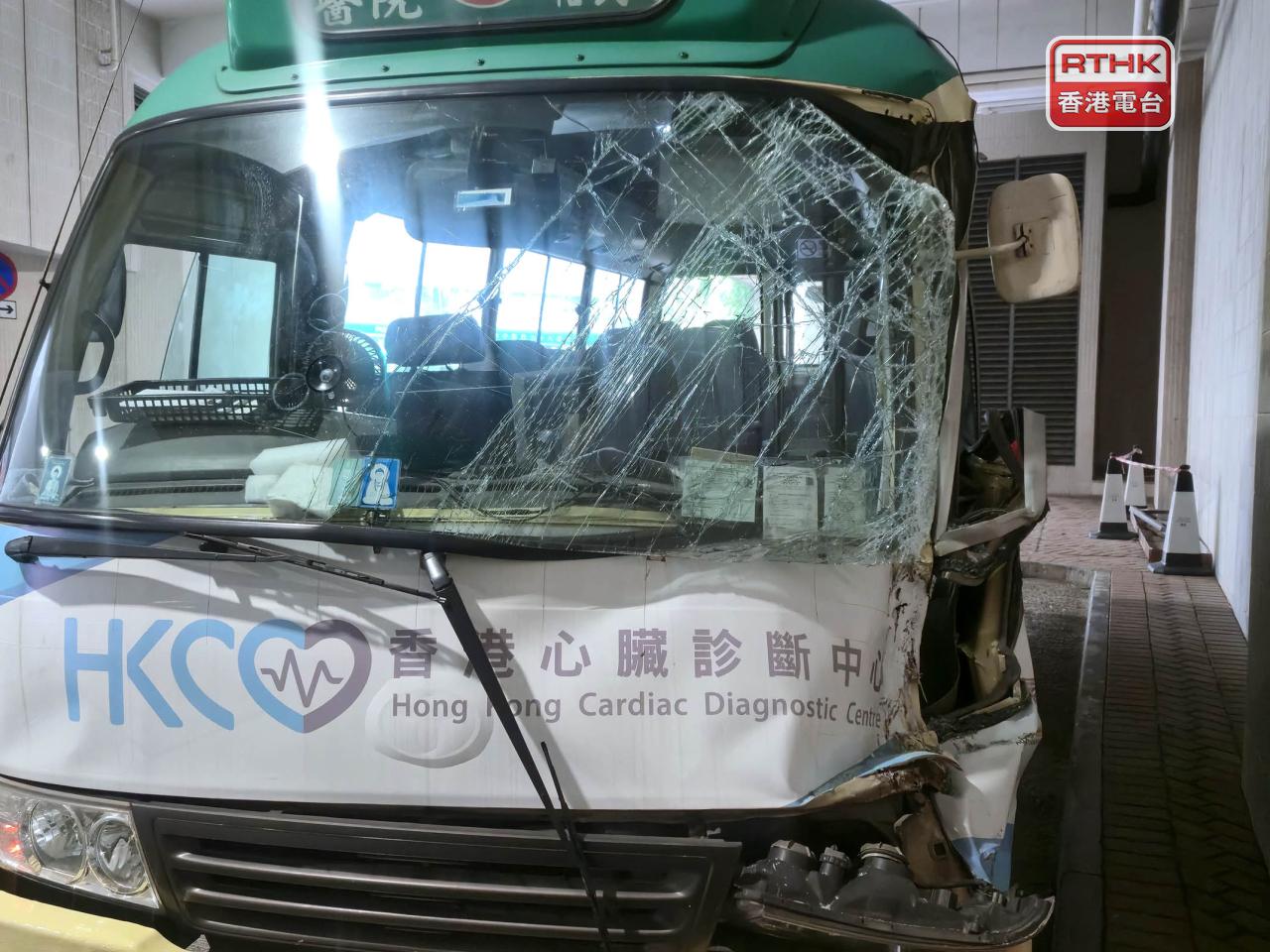 涉事小巴車頭擋風玻璃碎裂，左邊車身凹陷變形，車頭燈損毀。（實習記者劉穎翹攝）