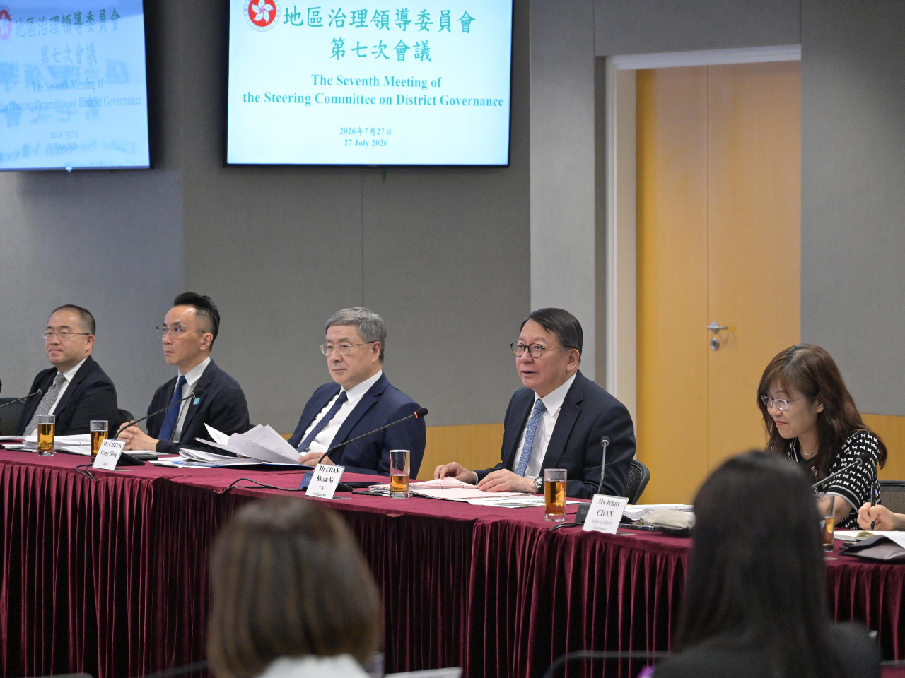 陳國基（右二）主持地區治理領導委員會第七次會議，督導和指示各決策局及部門就地區關注的議題制訂應對策略方針。（政府新聞處）