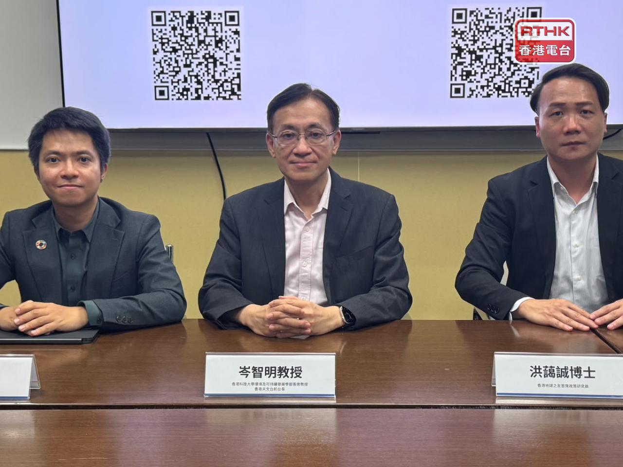 全球氣溫或創新高，天文台前台長岑智明（中）呼籲留意熱浪及極端天氣。（實習記者鄭凱安攝）