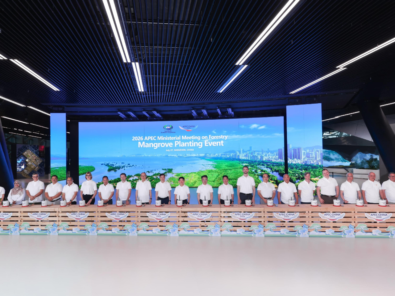 環境及生態局局長在深圳見證簽訂《深港兩地共建植物園合作框架安排》。（政府新聞處）