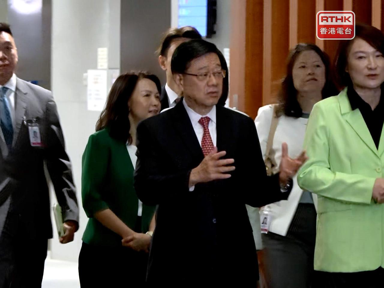 李家超到立法會與議員舉行首次對談交流會。（廖漢榮攝）