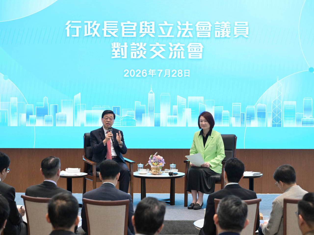 李家超（左）與立法會議員交流。（政府新聞處）