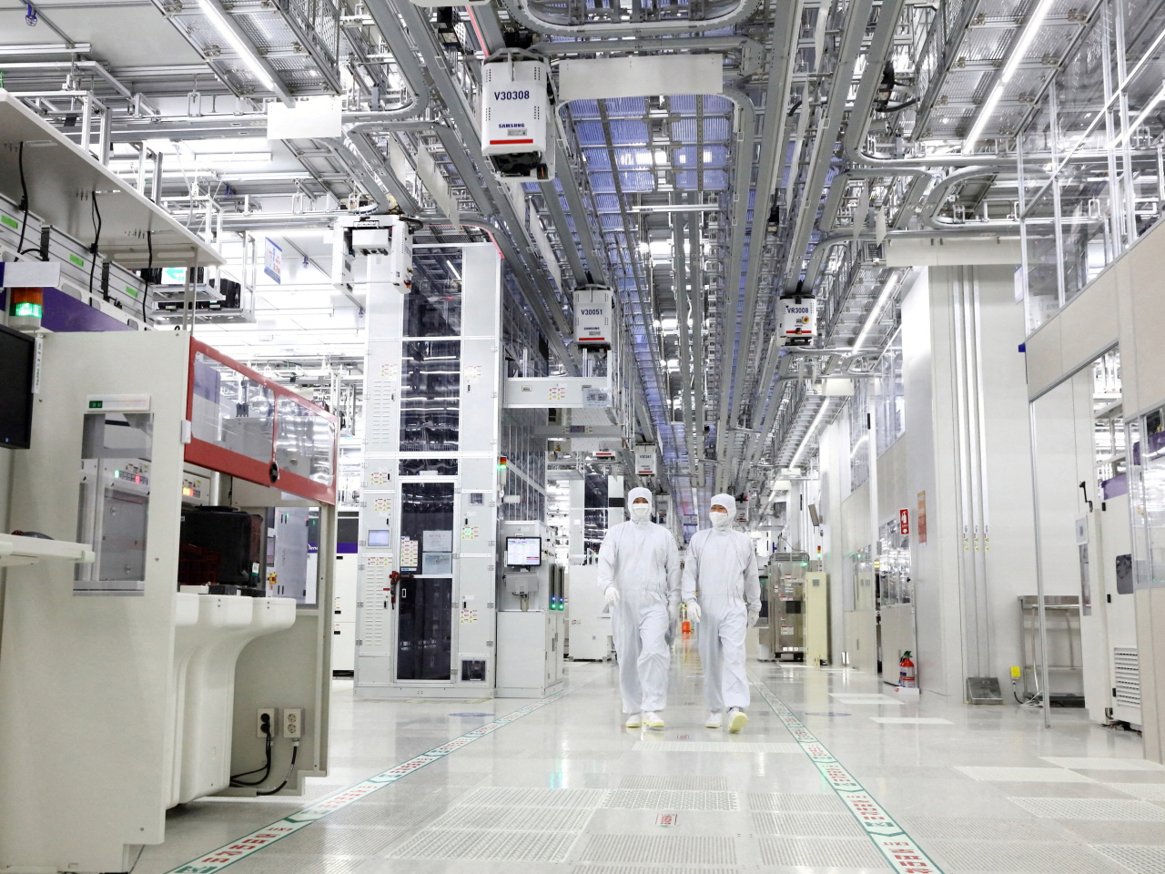Samsung Electronic shares saw the worst one-day fall in almost two decades as the Kospi plunged 732 points, or 10.84 percent, to 6,023. File photo: Reuters