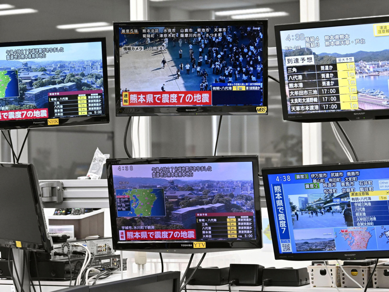 Television screens show news of an earthquake with a preliminary magnitude of 7.1 which struck Japan's southern Kumamoto prefecture. Photo: Reuters