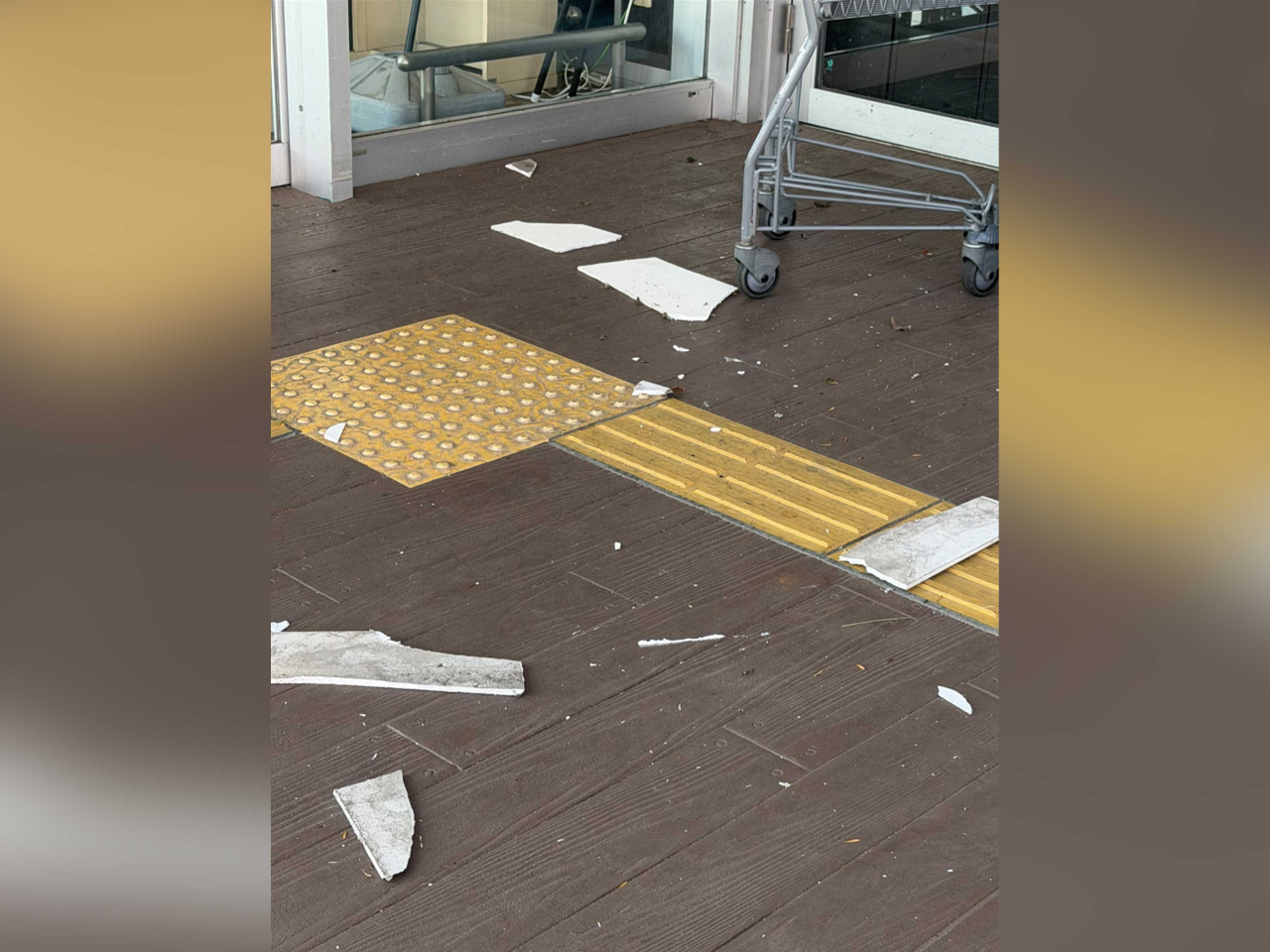 陳小姐表示首次遇到地震，附近商店天花板塌下。（港人陳小姐提供）