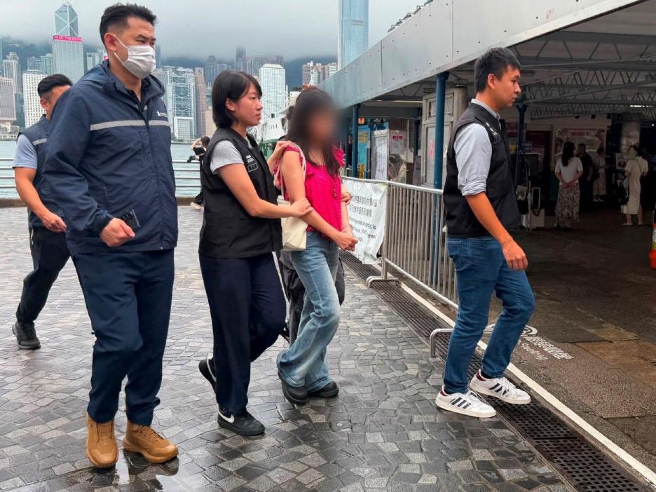 入境處聯同旅監局於社交平台喬裝顧客，「放蛇」拘兩非法勞工。（政府新聞處）