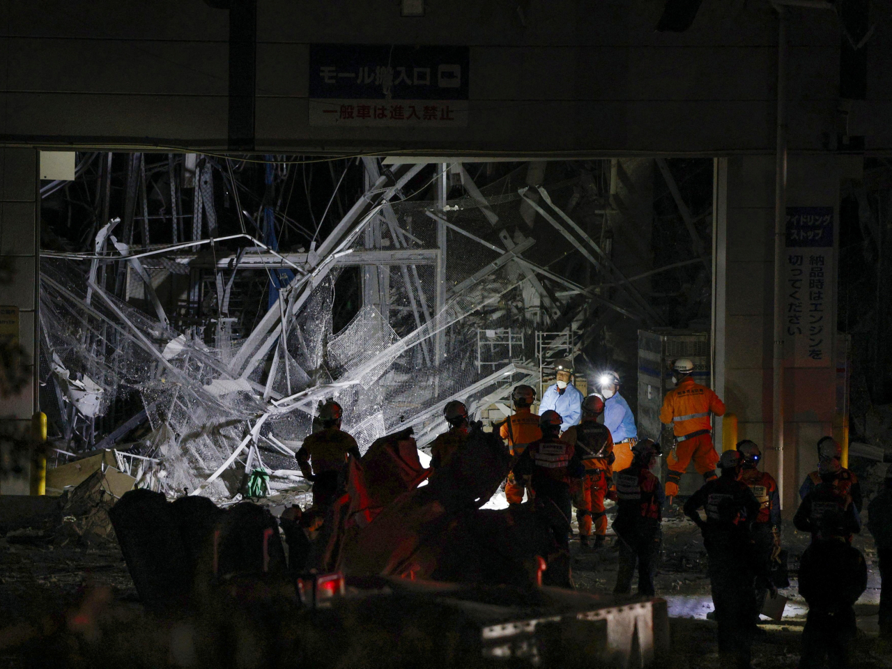 嘉島町一個大型商場在地震後發生爆炸，二樓部分坍塌，人員到場搜救。（路透社）