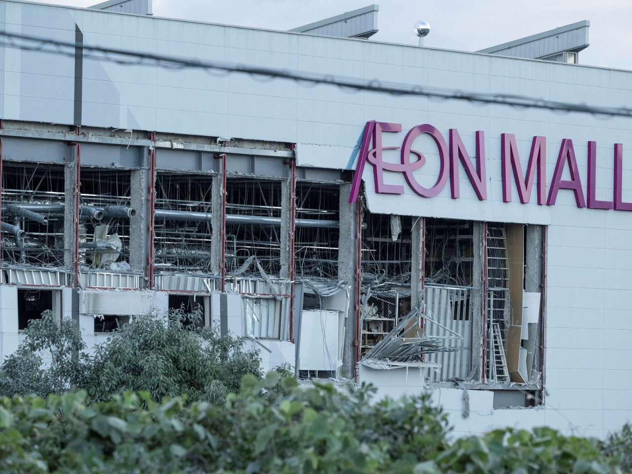 Two women were found dead at the Aeon Mall Kumamoto in Kashima, which was badly damaged by the earthquake and a subsequent explosion. Photo: AFP