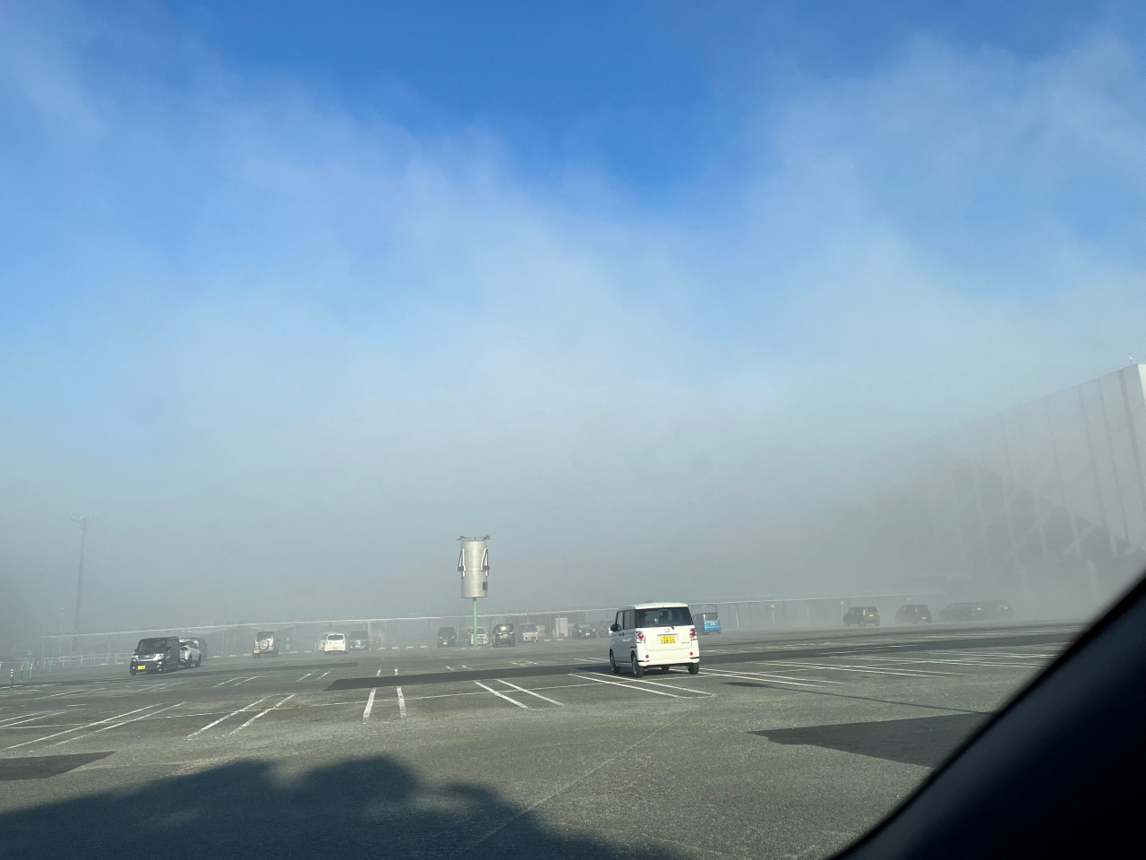 嘉島町一個大型商場在地震後發生爆炸，產生大量沙塵及煙霧。(路透社)
