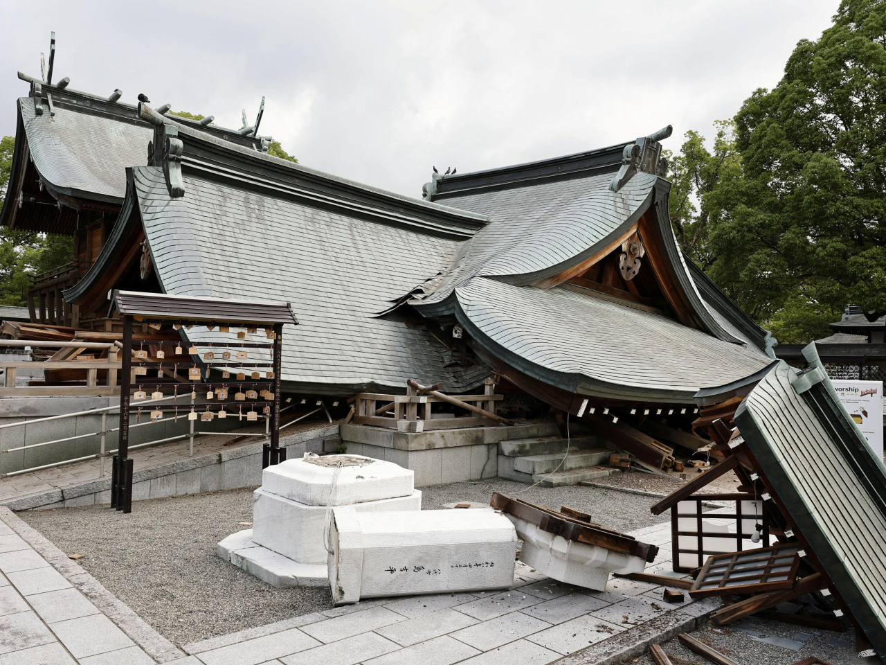八代神社在地震中損毀。（路透社）