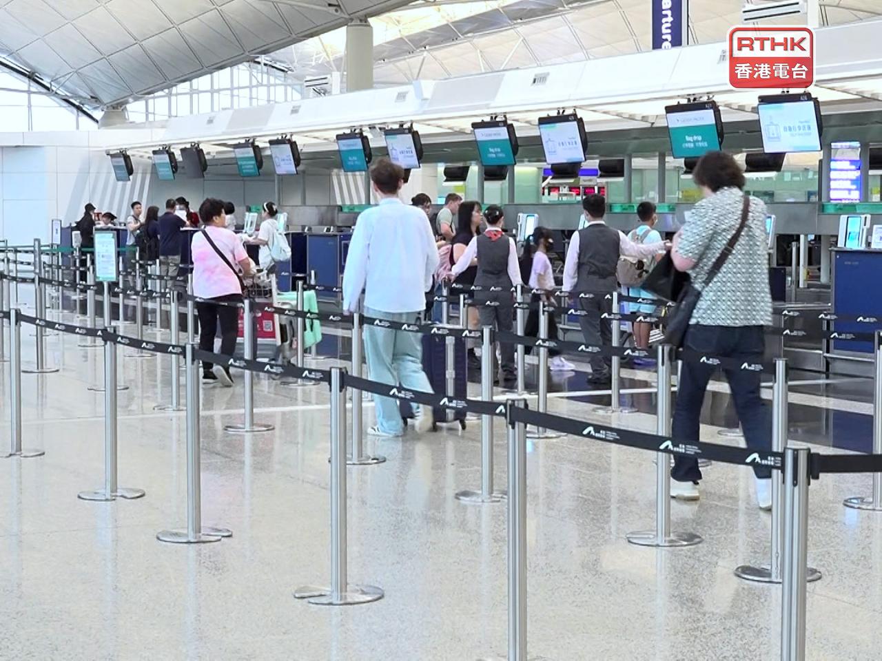 在本港機場，早上有旅行團出發前往九州。（郭志強攝）