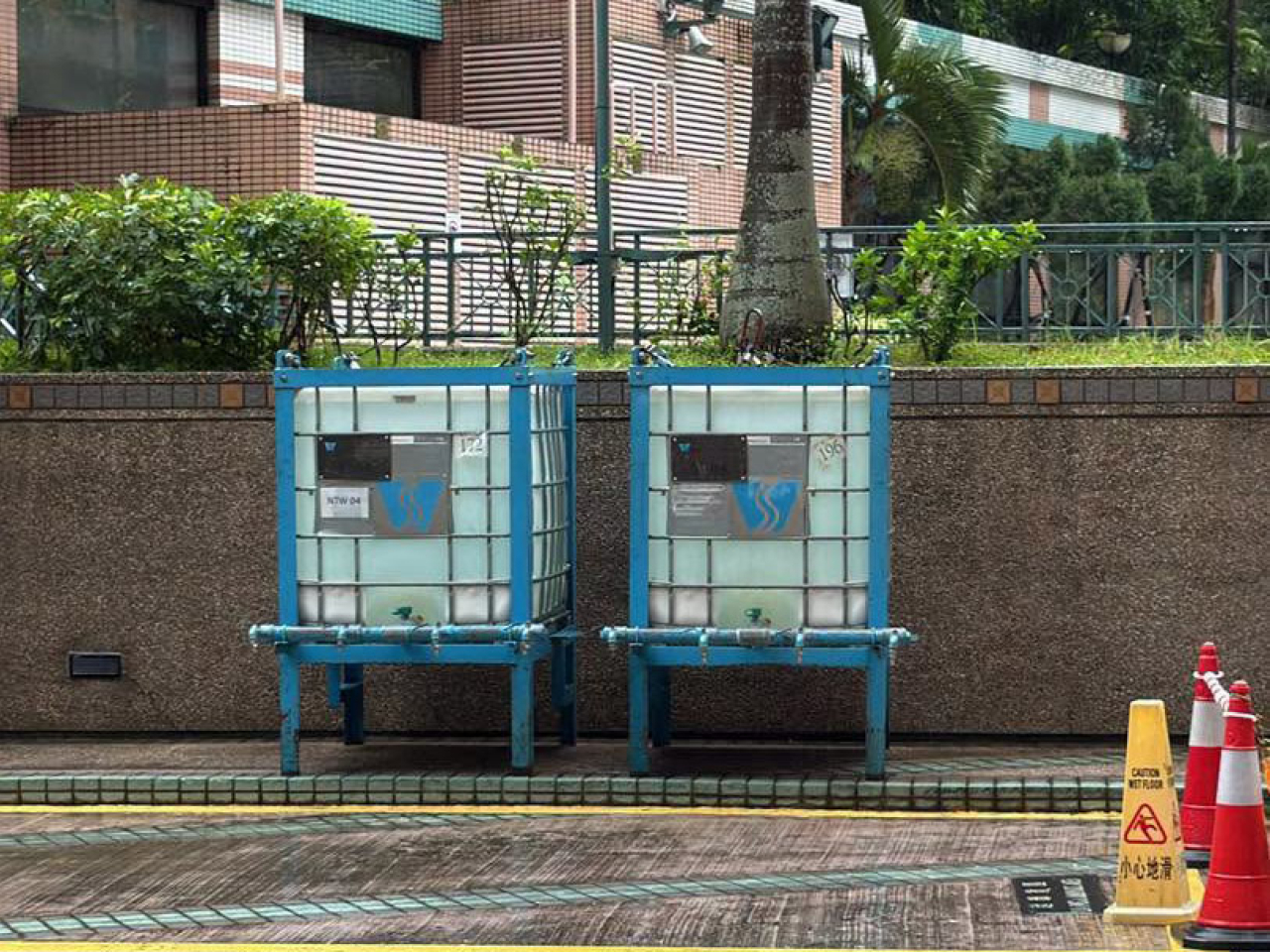 水務署已放置超過20個水箱於受影響大廈附近，並將水箱的位置圖提供予屋苑管理處，以便受影響市民取水。（水務署社交網站圖片）