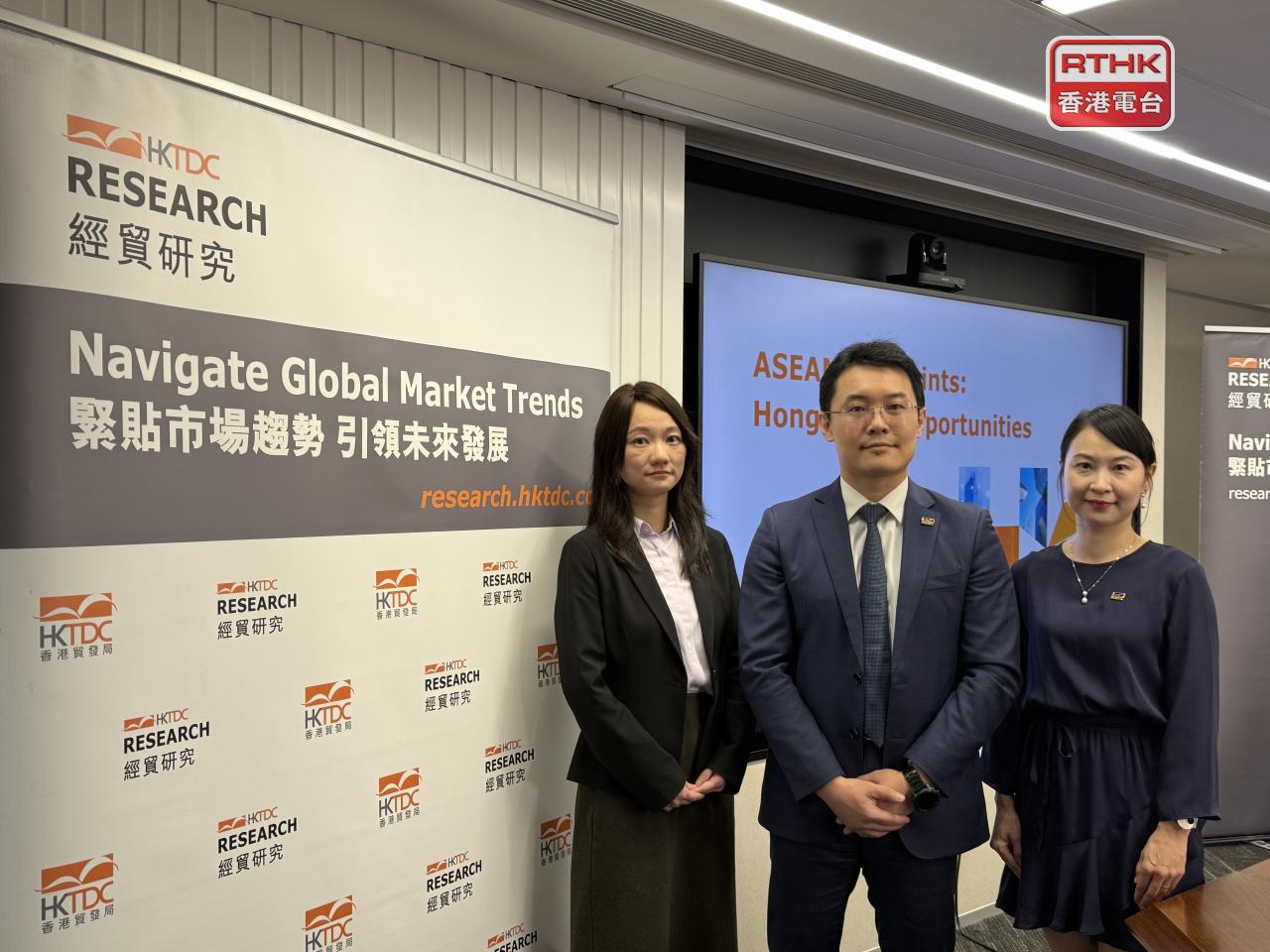 龐溟（中）表示，內地企業加快出海發展，與環球局勢，以及企業自身發展階段都有關係。（港台圖片）