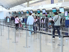 在本港機場，有市民決定不隨團到九州旅行。（郭志強攝）