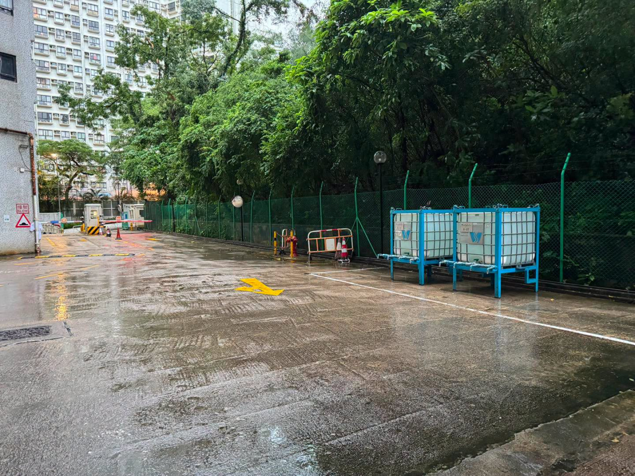 水務署說，已與房屋署及相關屋苑管理處保持緊密聯繫，並已於當眼位置張貼通告通知住戶，提醒屋苑預先為大廈水箱儲水。（水務署社交專頁）