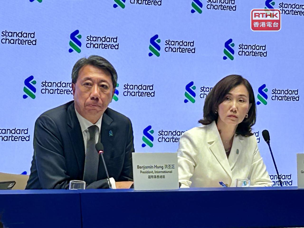 洪丕正（左）稱目前用於股份回購的資本較派息多，未來會逐步趨向平衡。（羅煒皓攝）