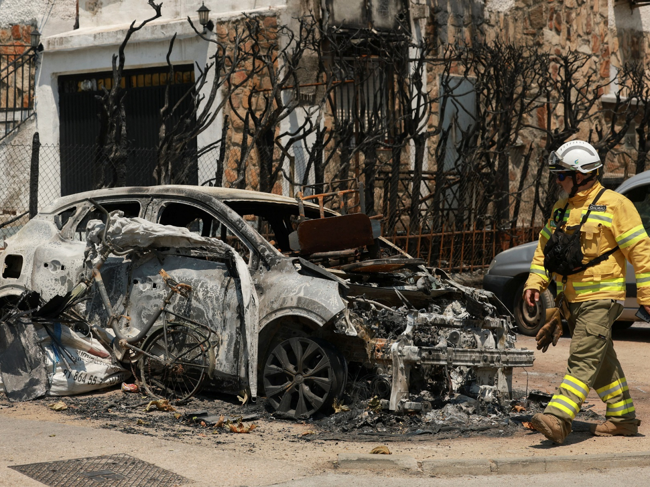 Residents returned to scenes of devastation after evacuation orders were lifted for Spain's Avila province. Photo: Reuters