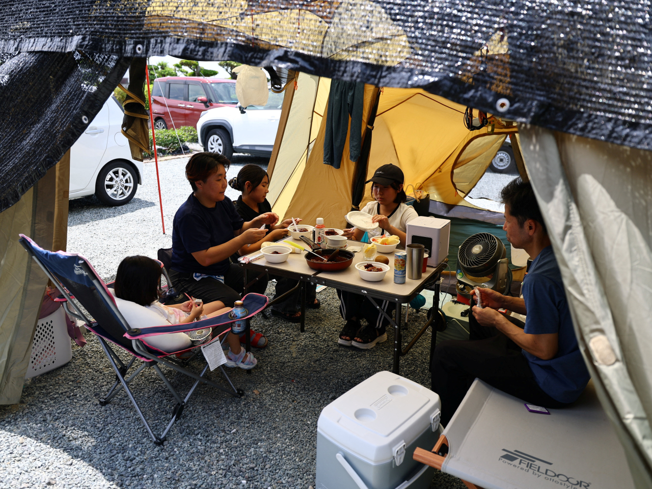 有居民擔心餘震，與家人在戶外搭建帳篷棲身。（路透社）