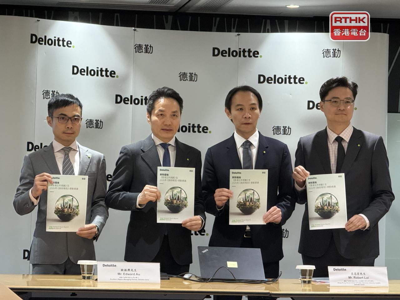 歐振興（左二）建議延長港股交易時間，以接觸更多全球投資者及提升競爭力。（任浩鋒攝）