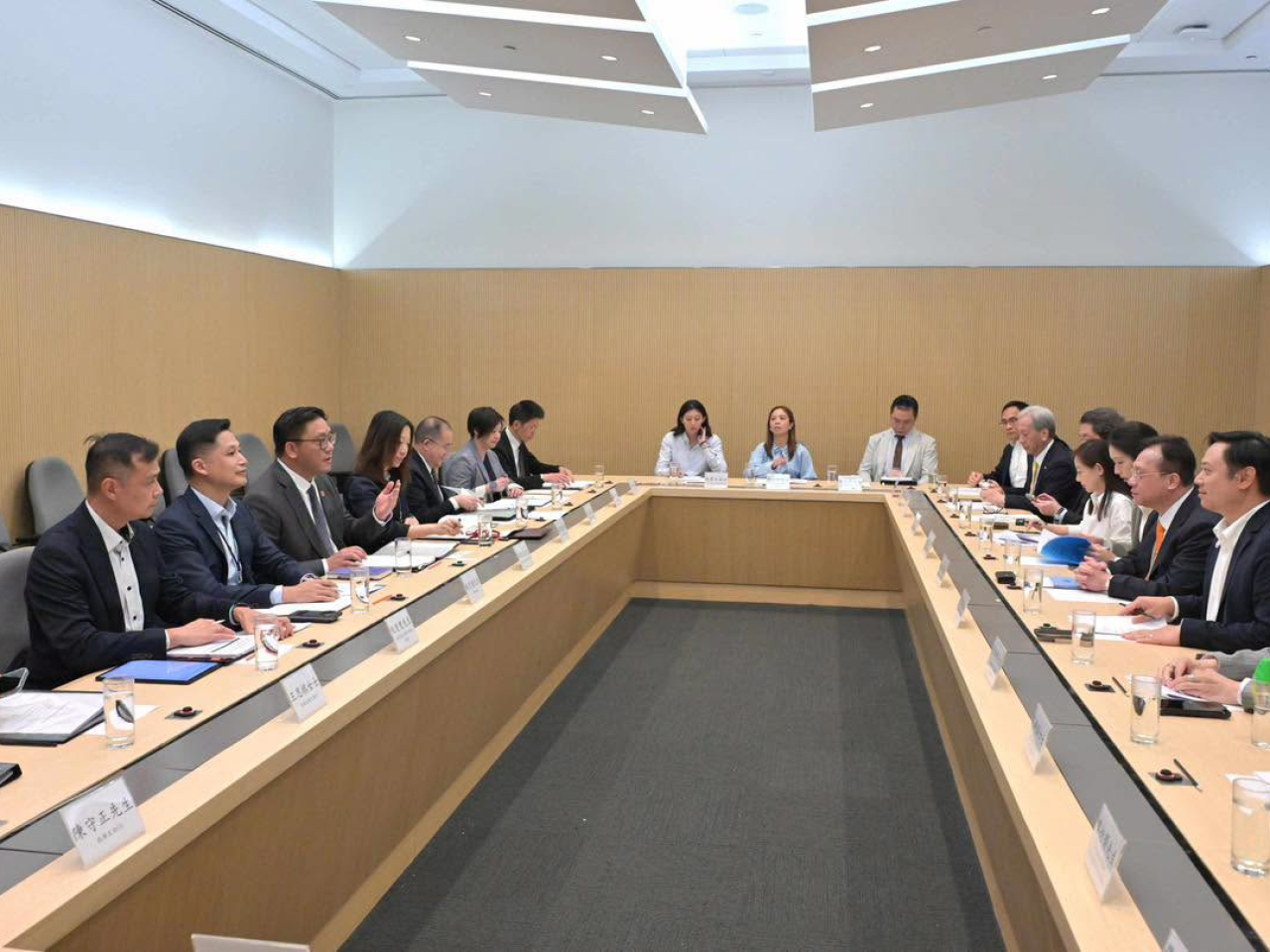 民政事務總署聯同消防處，今日與酒店業界代表舉行會議，討論於酒店及賓館處所內提供防煙頭套的事宜。（民政事務總署社交專頁）