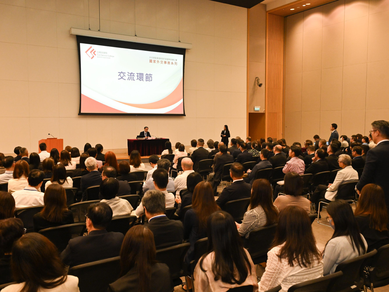 主講的外交部發言人、新聞司副司長林劍在交流環節回答提問。（政府新聞處）