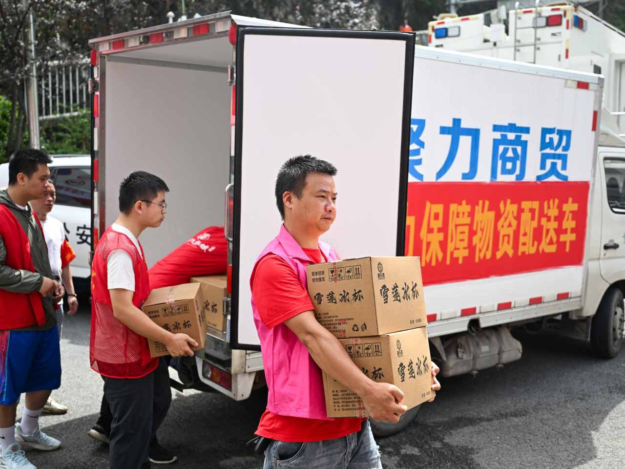 志願者在災害救援現場附近搬運物資。（新華社資料圖片）