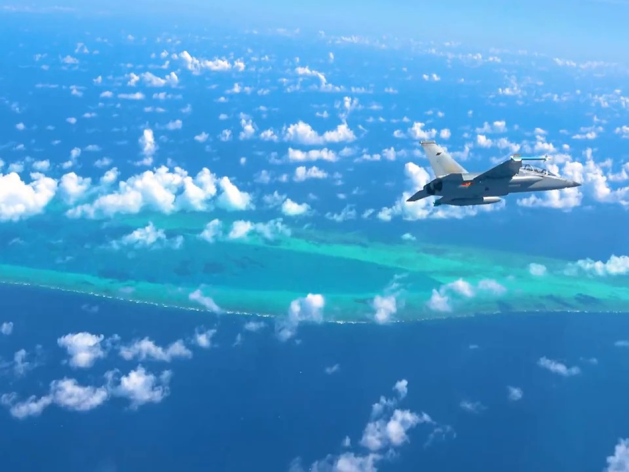 南部戰區在中國黃岩島領海領空及周邊區域組織戰備警巡。（央視新聞）