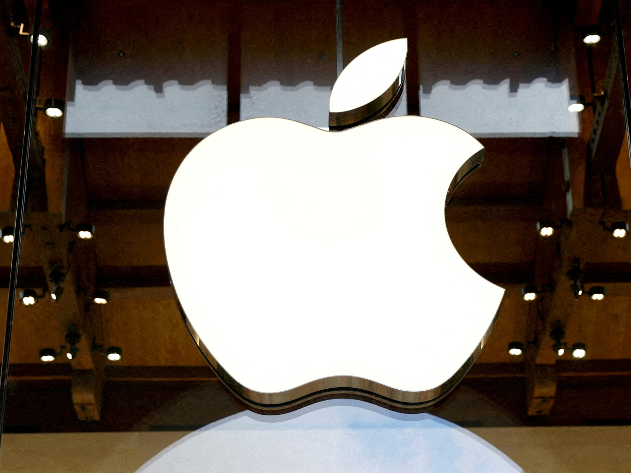 蘋果上季業績好過市場預期，iPhone銷售額升約22%至542.5億美元，創同期紀錄新高。（路透社資料圖片）
