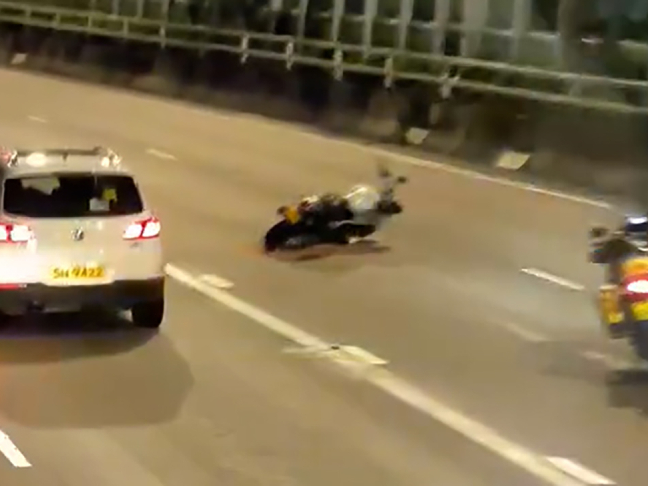 一名39歲男子駕駛電單車沿吐露港公路往沙田方向行駛，當駛至下碗窰對開時，據報該輛電單車失控倒地。（網上片段截圖）