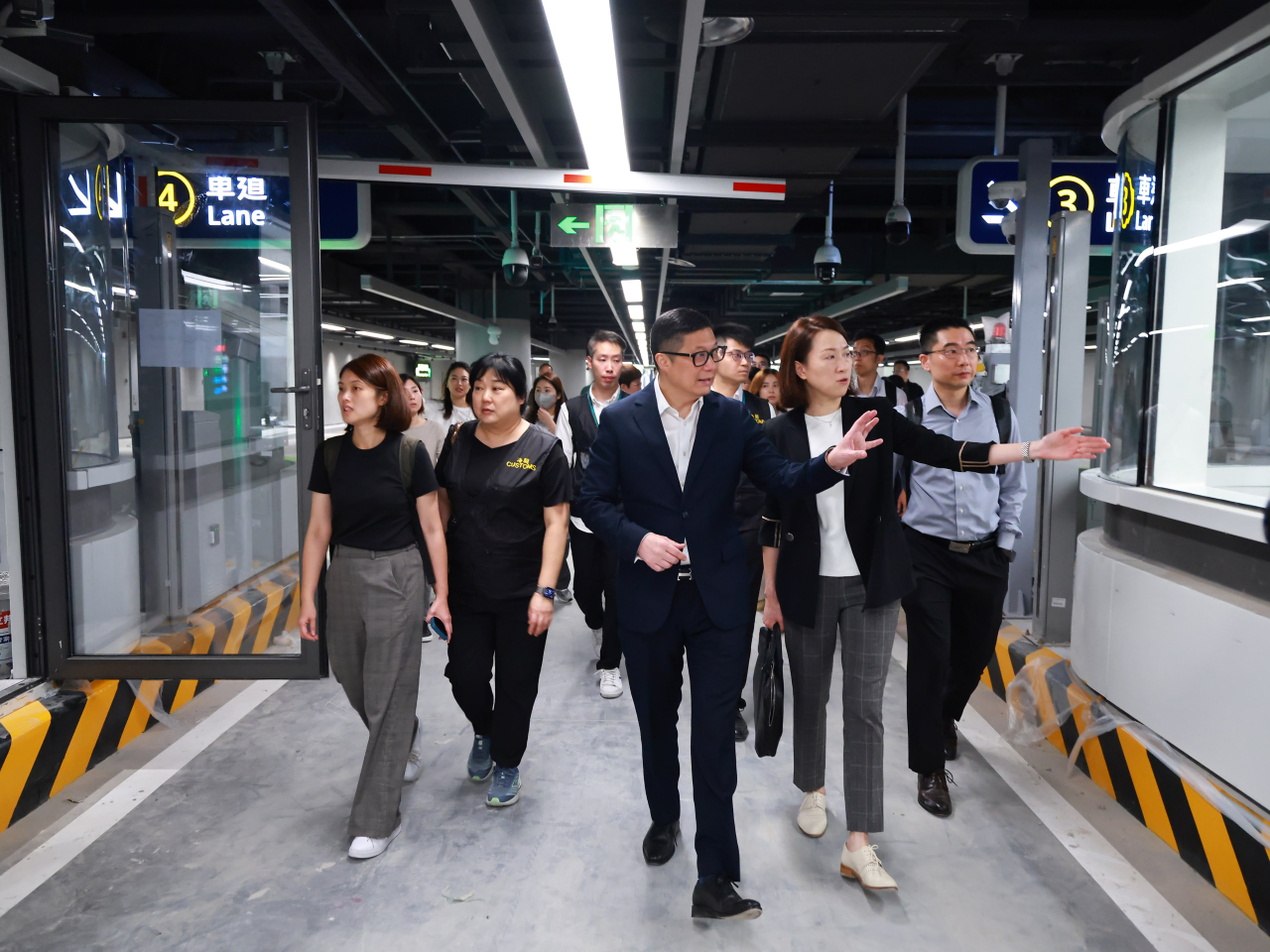 鄧炳強（前排中）視察「聯合一站式」車道。（政府新聞處）