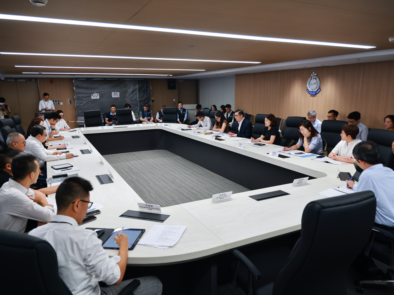 鄧炳強（中）主持跨部門工作小組會議。（政府新聞處）