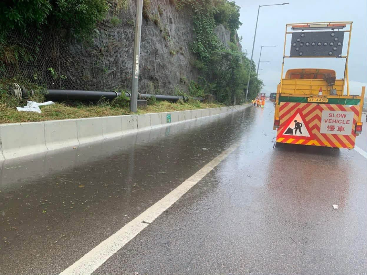 經路政署緊急應變隊伍早前努力，屯門公路水浸個案已經完成處理，現場交通暢順。（渠務署社交網站圖片）